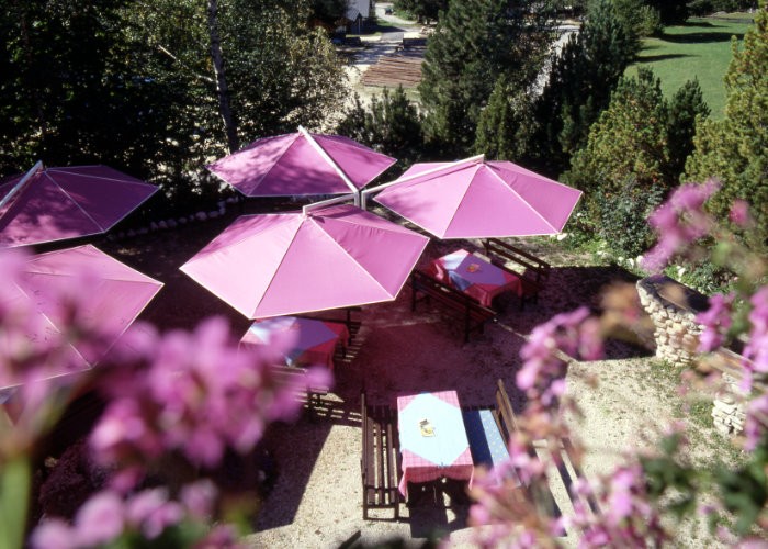 Ampelschirme: Die ideale Sonnenschutz-Lösung für die Gastronomie?