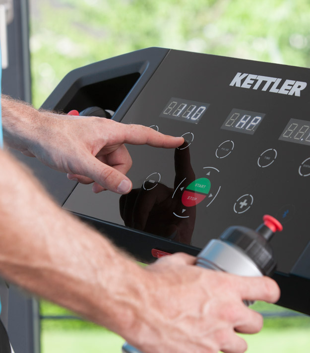 Dank Computer- und Smartphone-Steuerung bietet das Kettler Run 11 Laufband eine Vielzahl von Trainingsmöglichkeiten