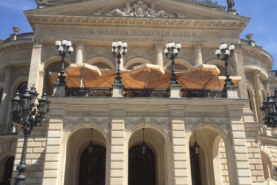 May Sonnnenschirm: Alte Oper Frankfurt