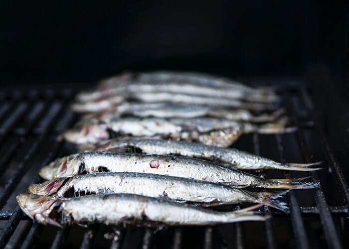 Fische auf einem Grill